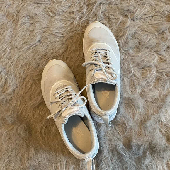 Women’s Nike Air Max Thea Size: 7.5 - Picture 2 of 8